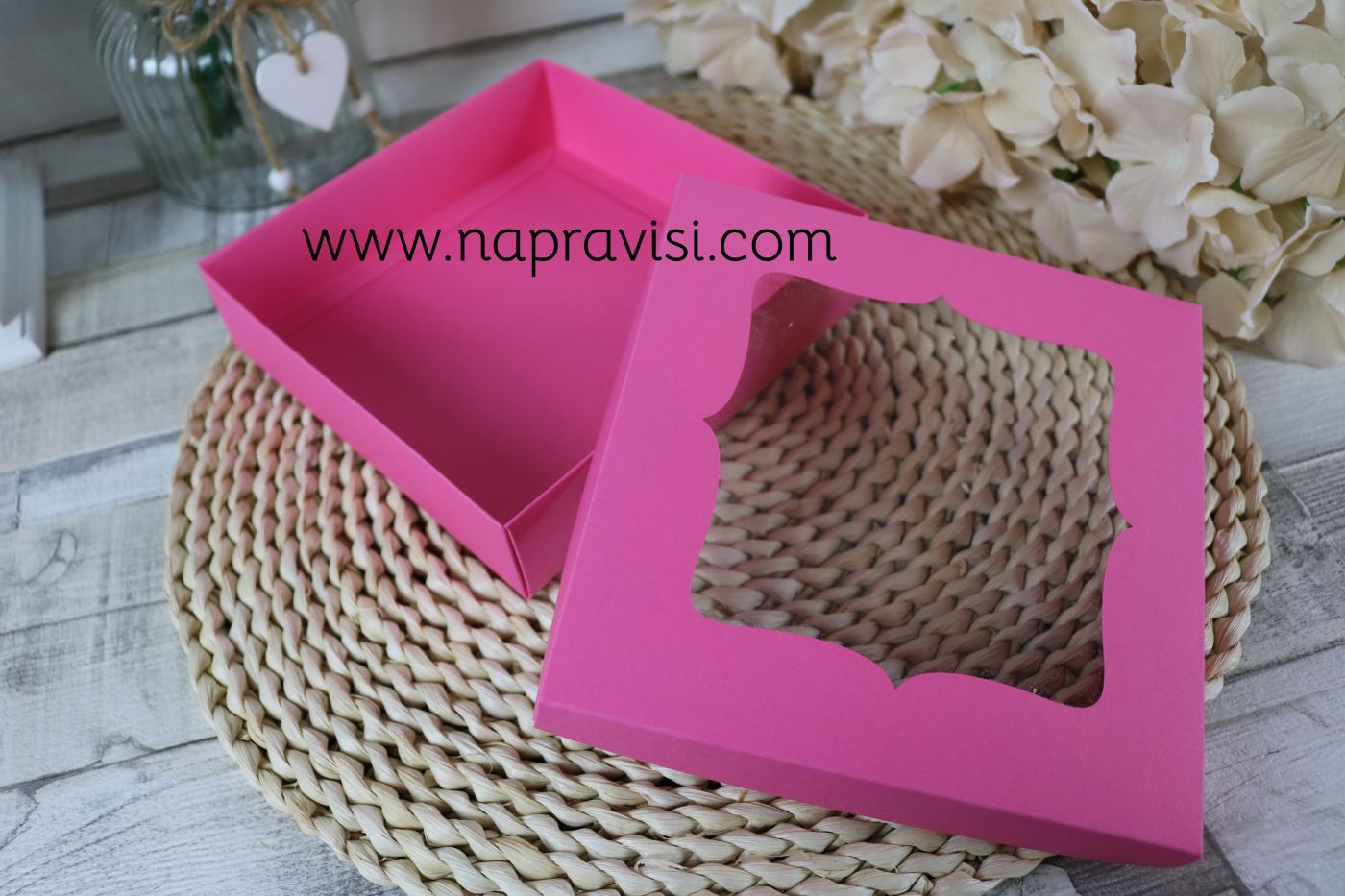 Кутия с прозорче 16х16х4 см